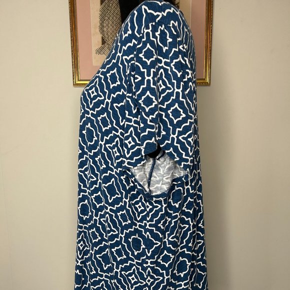 LuLaRoe Shortsleeve Shirt Top Women's XL Round Neck Blue & White Geometric - Picture 2 of 10